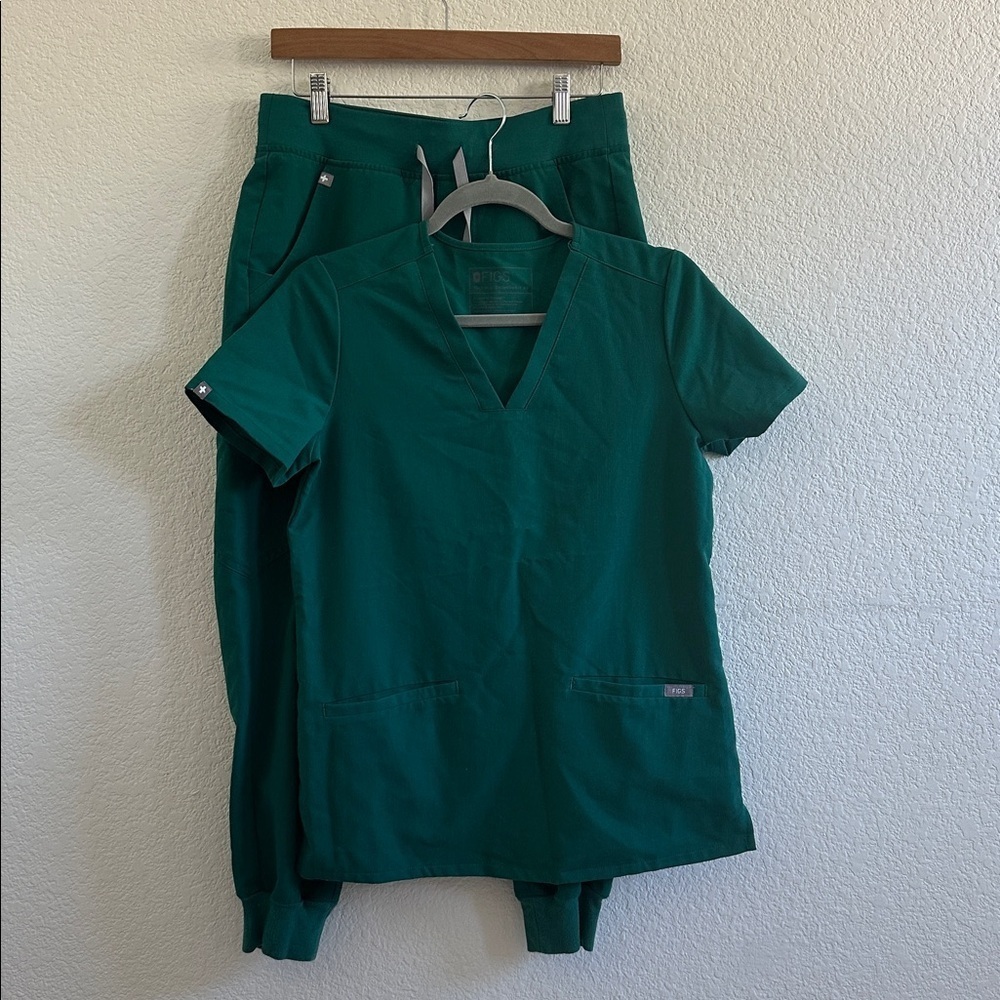 Limited Edition set of Figs Casma  Top and Zamora Jogger pants in Hunter Green - Picture 12 of 13